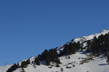 Els primers esquiadors que ahir ja van gaudir de la neu a l’estació aranesa de Baqueira Beret.