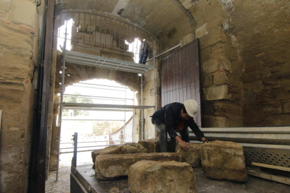 Alguns dels enormes carreus de pedra de l’arc del portal es renovaran en una actuació per assegurar aquesta zona de pas.