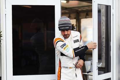 Fernando Alonso, ayer ante el box de su equipo en el circuito de Montmeló.