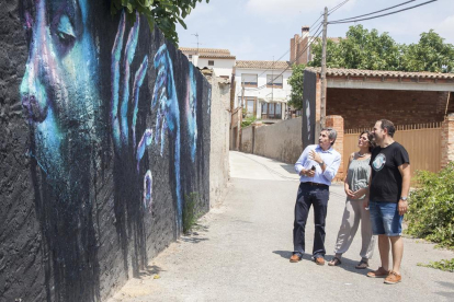 Els artistes Tàrrega Tope i Peón van pintar ahir un gran hort al carrer que dóna a la casa del Tato, veí convertit en una icona de Gar-Gar.
