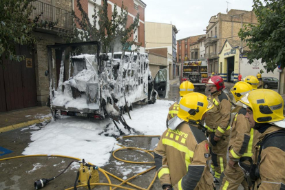 La camioneta va quedar calcinada del tot malgrat els esforços dels bombers.