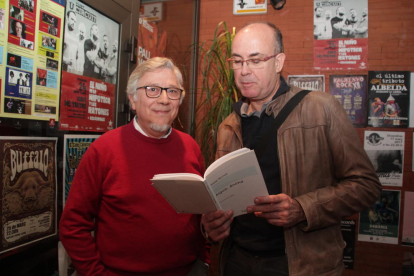 El autor del poemario, Josep Borrell, junto al escritor Vidal Vidal minutos antes de la presentación.