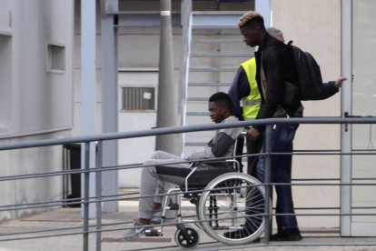 Dembélé fue trasladado en silla de ruedas al avión que le iba a llevar a Helsinki para ser operado.