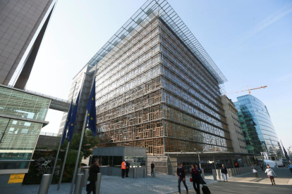 La seu del Consell Europeu després d'evacuar l'edifici a Brussel·les.