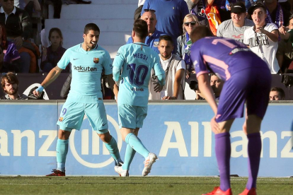 Luis Suárez, que va acabar amb la sequera, celebra un dels gols amb Messi.