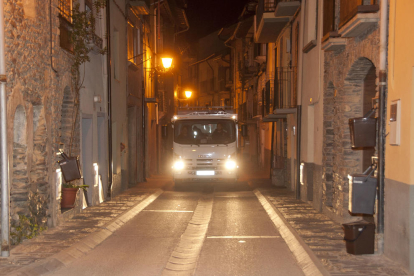 Un camión de recogida de basura puerta a puerta del Sobirà. 