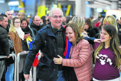 Ledezma, rebut ahir per la seua dona i les seues filles a l’arribar a l’aeroport de Madrid Barajas.