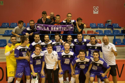 La Sentiu posa amb el trofeu de la Copa Lleida que van guanyar diumenge al Linyola de Segona B.