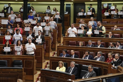 Esta imagen muestra a buena parte de los diputados que exhibieron carteles a favor de la libertad de Jordi Sànchez y Jordi Cuixart.