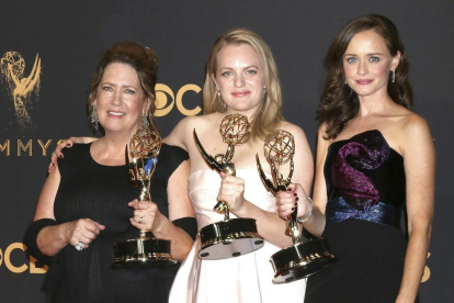 Las actrices Ann Dowd, Elisabeth Moss y Alexis Bledel, con tres de los Emmy por ‘The Handmaid’s Tale’.
