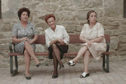 Las tres vecinas del pueblo protagonistas del cortometraje ‘Mai’, de la leridana Marta González.