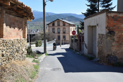 La calle Bellavista sirve de acceso al barrio y a Calbinyà.