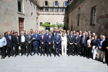 Fotografia de grup després de la firma del conveni, ahir a Barcelona.