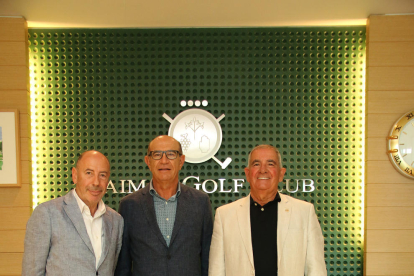Solanes, Gabàs y Pi, ayer junto al trofeo en el que cada año se inscribe el nombre del ganador.