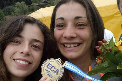 Mònica Dòria posa con la medalla de oro junto a su compañera en la selección andorrana, Laura Pellicer.