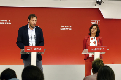 Óscar Puente junto a la secretaria de educación del PSOE, Mariluz Martínez Seijo, ayer