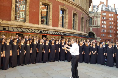 L’Orfeó Català i el Cor de Cambra del Palau, dissabte, davant del Royal Albert Hall de Londres.