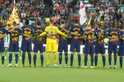 Els blaugranes van jugar ahir sense els noms a la samarreta, que van ser substituïts per la paraula ‘Barcelona’ en honor a les víctimes de l’atemptat terrorista de dijous passat a les Rambles.