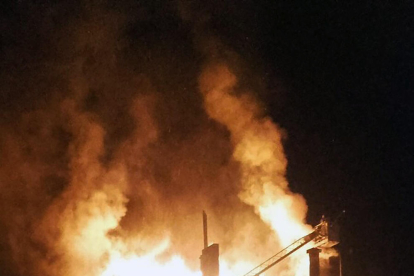 Les flames van cremar la teulada de l’hotel, en un succés que va causar expectació entre els veïns.