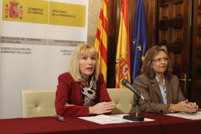 La subdelegada del Govern central, Inma Manso, i la cap d’Estrangeria a Lleida, Rosa Rosinach.