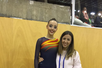 Ariadna López, junto a la entrenadora Laia Fuentes.