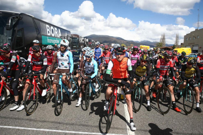 Los ciclistas a punto de tomar la salida de la etapa en la localidad de Montferrer.