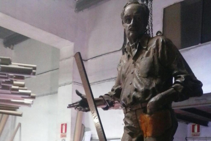L’artista treballant en la restauració de l’estàtua.