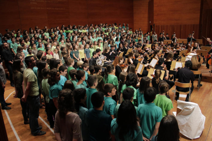 El cor infantil i l’orquestra, en l’homenatge d’ahir a Enric Granados.