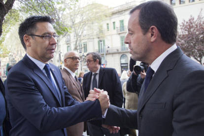 Josep Maria Bartomeu i Sandro Rosell se saluden després del funeral de Montal a Barcelona.