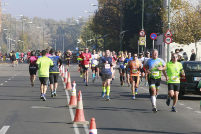 Alguns corredors de la Mitja Marató, al seu pas per l'avinguda de Tortosa.