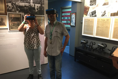 Técnicos del Espai Macià con las gafas de realidad virtual.