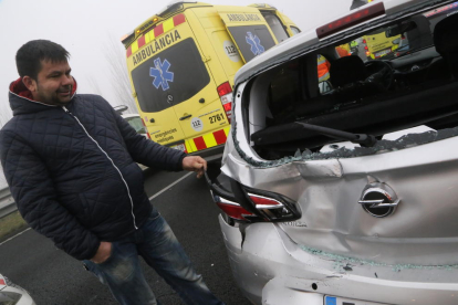 Bombers, mossos, SEM i grues treballaven ahir al lloc de l’accident, entre Golmés i Vila-sana.