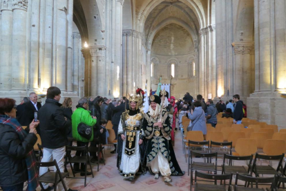 El presbiteri de la Seu Vella va acollir ahir el protocol·lari acte del Mig Any Fester, amb el relleu de les tropes de Moros i Cristians.