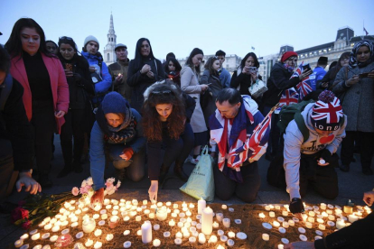 Una multitudinària vigília ret homenatge a les víctimes de l’atemptat a Londres.
