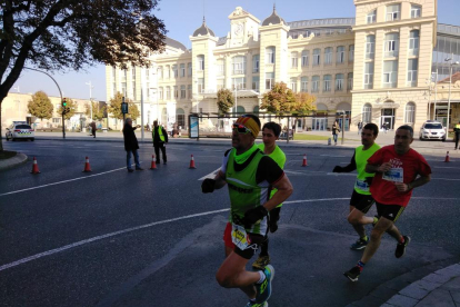 Alguns dels corredors de la Mitja Marató, ahir al seu pas per l’avinguda de Tortosa.