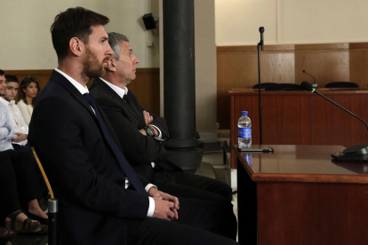 Lionel Messi i el seu pare el dia del judici a l'Audiència de Barcelona.