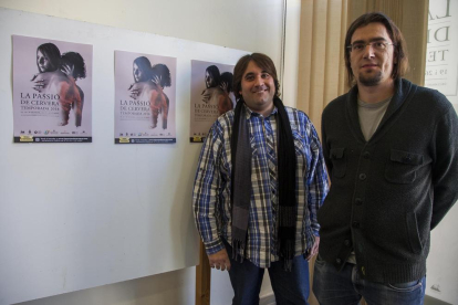 Xavier Cañabate, presidente del Patronat de la Passió, y Xavier Miret, autor del cartel de la obra en 2018.