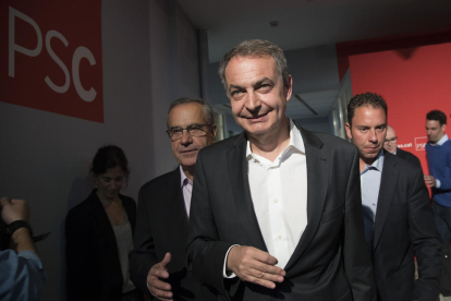 Zapatero a l’arribar a la seu del PSC ahir.
