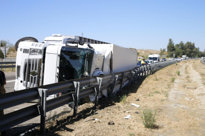 El camión volcado este lunes por la mañana en la A-2 en Lleida.