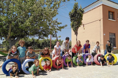 Los alumnos de la escuela Creu del Batlle, de la ZER l’Horta de Lleida, en el patio.