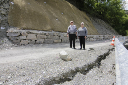 Joan Jansat y Loli Cacereño muestran el punto donde se registraron los aludes y la carretera ha empezado a resquebrajarse y hundirse.