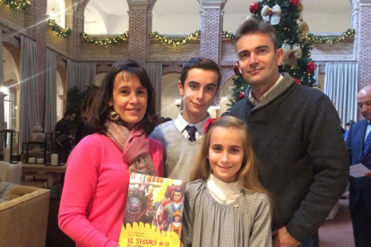 Fotografia de família dels ‘ambaixadors’ i les seues famílies, amb les autoritats, ahir, a la recepció al Parador.