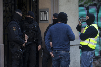 Els Mossos d'Esquadra estan desenvolupant una operació contra el terrorisme gihadista en diverses localitats de Catalunya, en una operació dirigida pel Jutjat Central Número 5 de l'Audiència Nacional