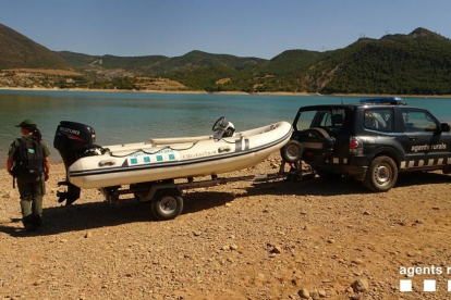 Els Rurals han inspeccionat embarcacions al pantà de Sant Antoni, al Pallars Jussà.