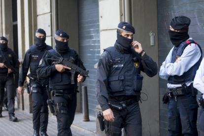Agents dels Mossos d'Esquadra participen en l'operació antiterrorista aquest dimarts a Barcelona.