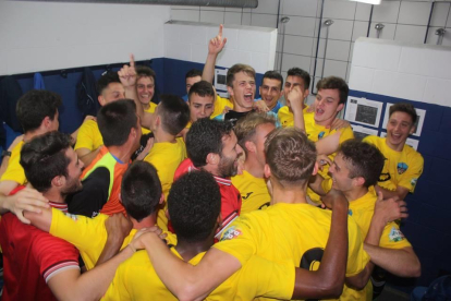 Els jugadors del Lleida Juvenil van celebrar l’ascens al vestidor de l’Europa.