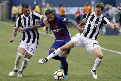 El azulgrana Neymar intenta escapar de dos jugadores de la Juventus durante el amistoso en Estados Unidos.