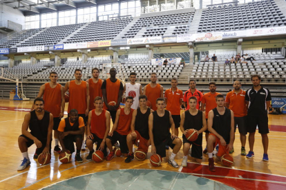L’Actel Força Lleida va iniciar ahir els entrenaments de pretemporada amb cinc jugadors del primer equip i una notable presència de jugadors del planter i convidats.