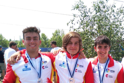 Eneko Auzmendi, Pau Etxaniz y Miquel Travé, con las medallas logradas ayer en K1 por equipos.