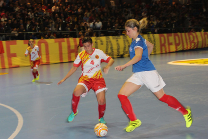Una jugadora de la selección catalana intenta cortar el avance de una francesa.